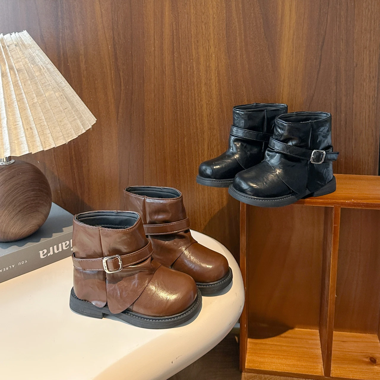 2025 Autumn Winter New Children Leather Boots Kids Short Boots British Style Fashion Girls Princess Boots Round Toes Versatile
2025 Autumn Winter New Children Leather Boots Kids Short Boots British Style Fashion Girls Princess Boots Round Toes Versatile