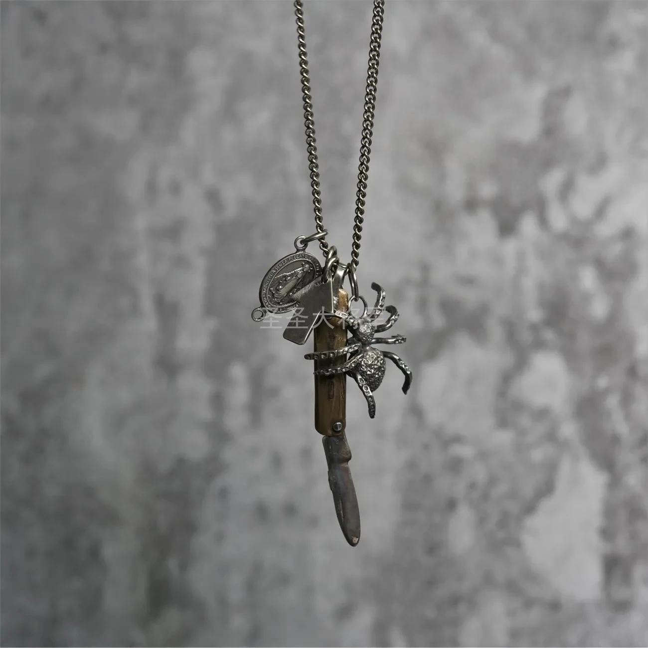 Unique Design Sense Small Folding Knife Spider Pendant Retro Silvery Color Necklace Trendy Versatile High-end and Niche Necklace
Unique Design Sense Small Folding Knife Spider Pendant Retro Silvery Color Necklace Trendy Versatile High-end and Niche Necklace