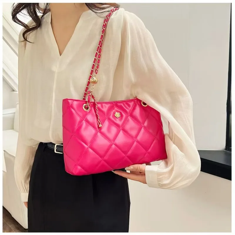 European style trendy shoulder bag with luxurious design, checkered large capacity handbag, women's travel crossbody bag
European style trendy shoulder bag with luxurious design, checkered large capacity handbag, women's travel crossbody bag