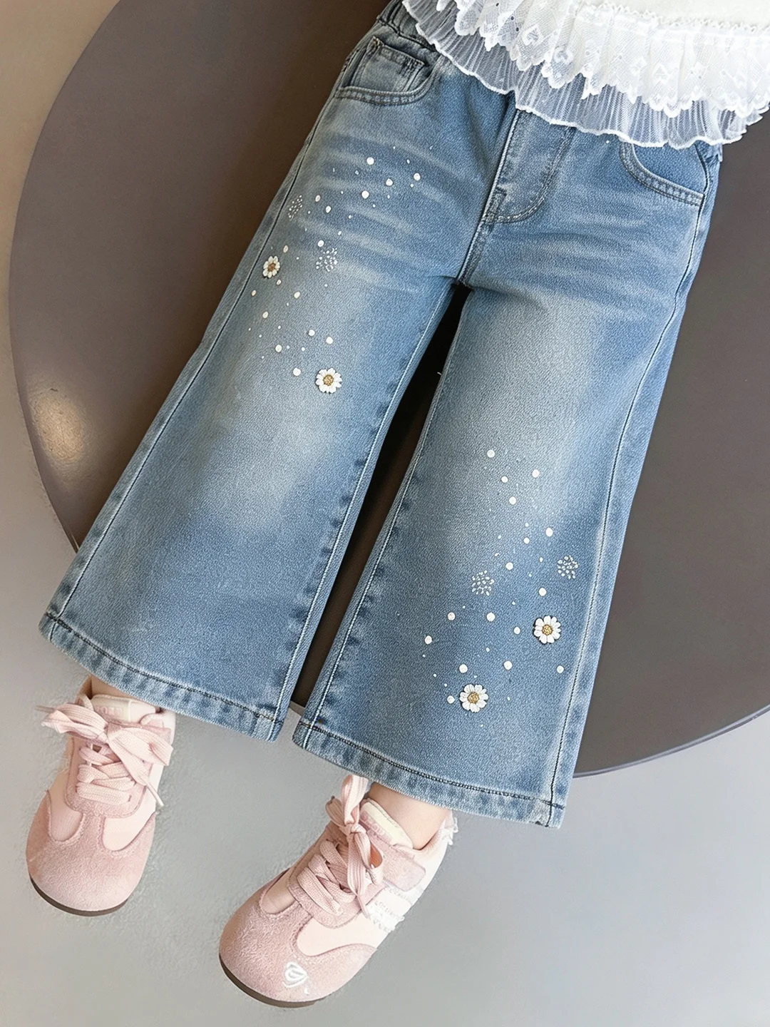 Trendy Casual Denim Jeans for Girls with Flower Rhinestones Spring Autumn New Style Cute Baby Girl Long Pants High Waist Flar...
Trendy Casual Denim Jeans for Girls with Flower Rhinestones Spring Autumn New Style Cute Baby Girl Long Pants High Waist Flar...