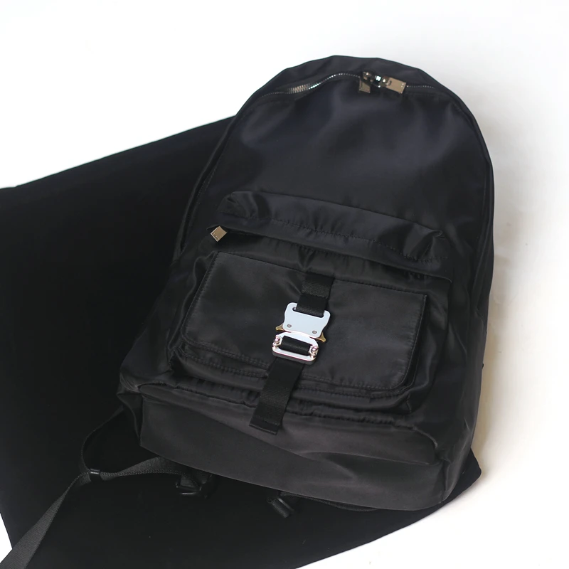1017 Adjustable Shoulders Backpack High Street Nylon Computer Schoolbag Women Men ALYX Logo Buckle Bags Travel Bag
1017 Adjustable Shoulders Backpack High Street Nylon Computer Schoolbag Women Men ALYX Logo Buckle Bags Travel Bag