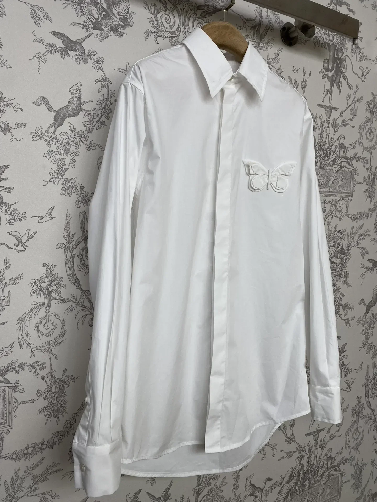 2024 Early Spring New Boyfriend Style White 3D Butterfly Turndown Collar Long sleeved Shirt woman top blouse
2024 Early Spring New Boyfriend Style White 3D Butterfly Turndown Collar Long sleeved Shirt woman top blouse