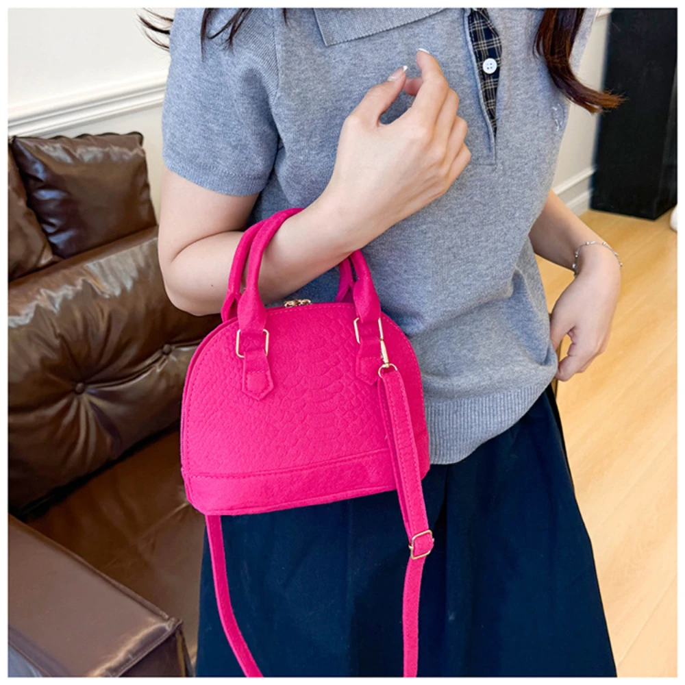 Niche Design Fashion Retro Temperament Felt Cloth Handheld Bag Women's Simple Casual Commuting Versatile Shoulder Crossbody Bag
Niche Design Fashion Retro Temperament Felt Cloth Handheld Bag Women's Simple Casual Commuting Versatile Shoulder Crossbody Bag