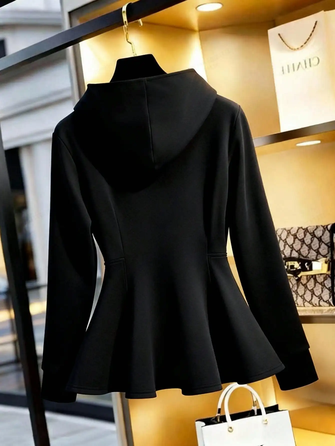 Женская однотонная черная толстовка с капюшоном и расклешенным низом
Женская однотонная черная толстовка с капюшоном и расклешенным низом