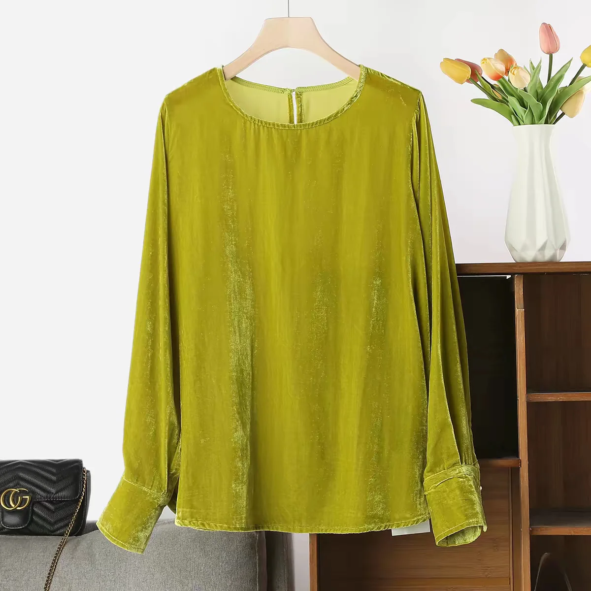 Women's plus Size Velvet T-shirt Spring 2026 Fashion round Neck Long Sleeve Solid Color Versatile Blouse Top
Women's plus Size Velvet T-shirt Spring 2026 Fashion round Neck Long Sleeve Solid Color Versatile Blouse Top