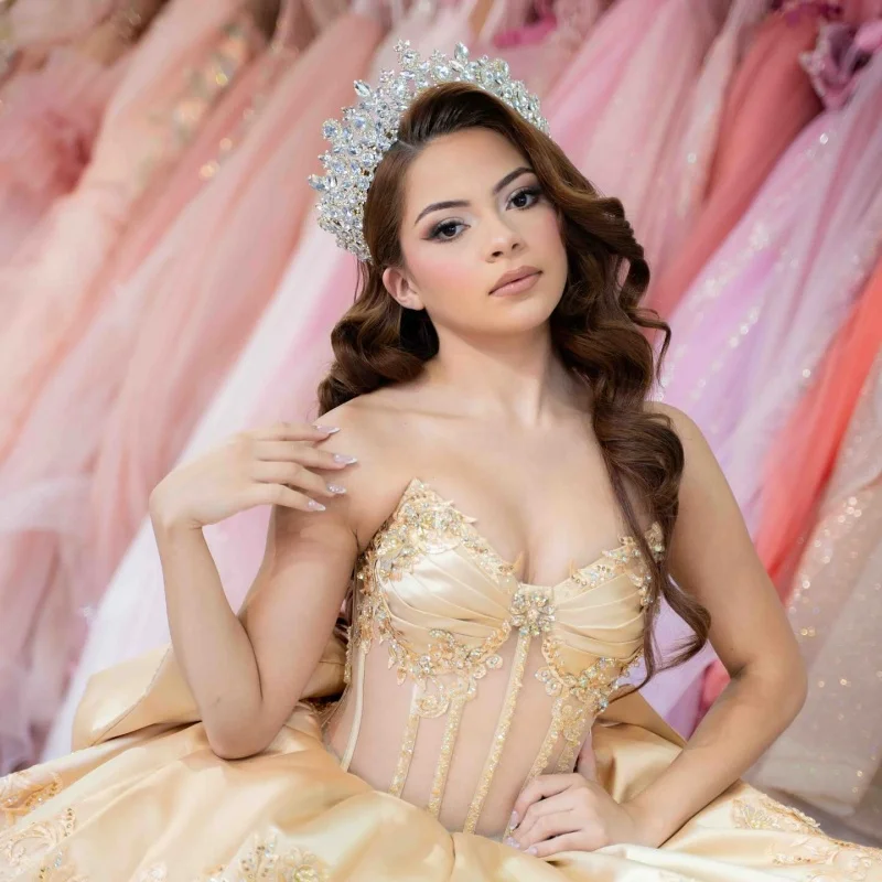 Индивидуальные платья Quinceanera цвета шампанского с открытыми плечами, блестящая цветочная наклейка, тюль, длинный хвост, бант, Vestido 15, Quinceanera
Индивидуальные платья Quinceanera цвета шампанского с открытыми плечами, блестящая цветочная наклейка, тюль, длинный хвост, бант, Vestido 15, Quinceanera