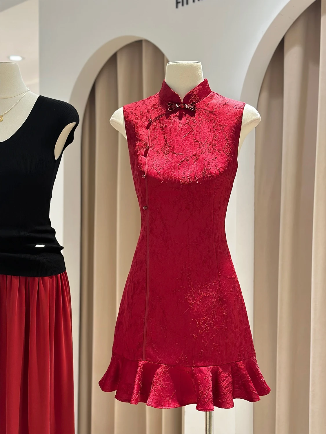 Красное китайское вышитое ципао с низким разрезом для женщин, для помолвки и свадебной церемонии
Красное китайское вышитое ципао с низким разрезом для женщин, для помолвки и свадебной церемонии