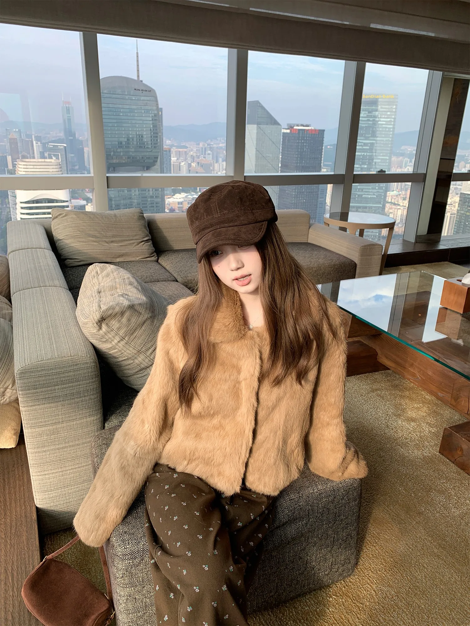 Модная женская шуба из кроличьего меха, цвета сладкого каштана, теплая, прямого кроя, зимняя верхняя одежда премиум-качества
Модная женская шуба из кроличьего меха, цвета сладкого каштана, теплая, прямого кроя, зимняя верхняя одежда премиум-качества