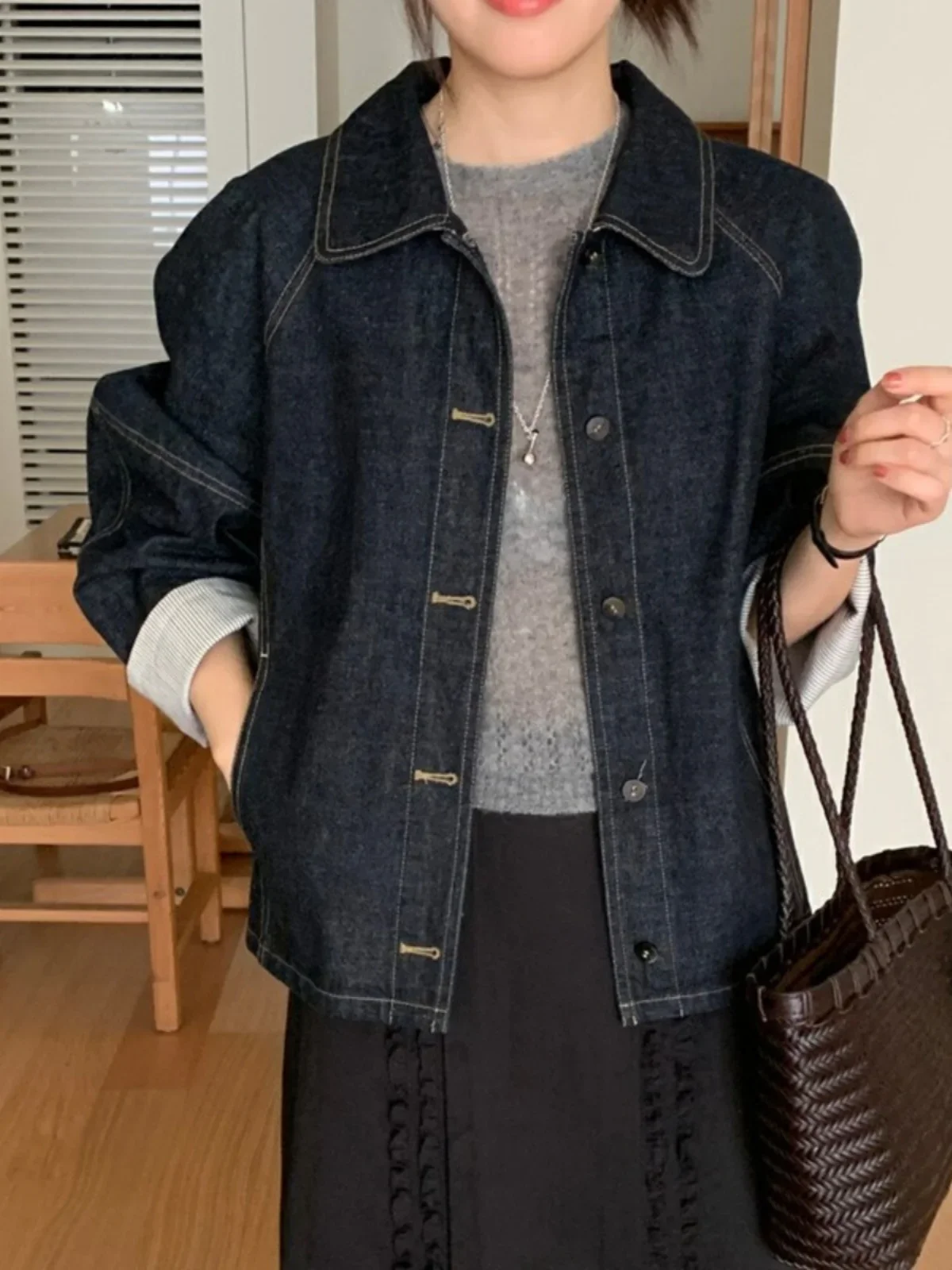 2025 New autumn vintage denim women coat fashion short jeans jacket female casual cuffs splicing loose cowboy tops
2025 New autumn vintage denim women coat fashion short jeans jacket female casual cuffs splicing loose cowboy tops