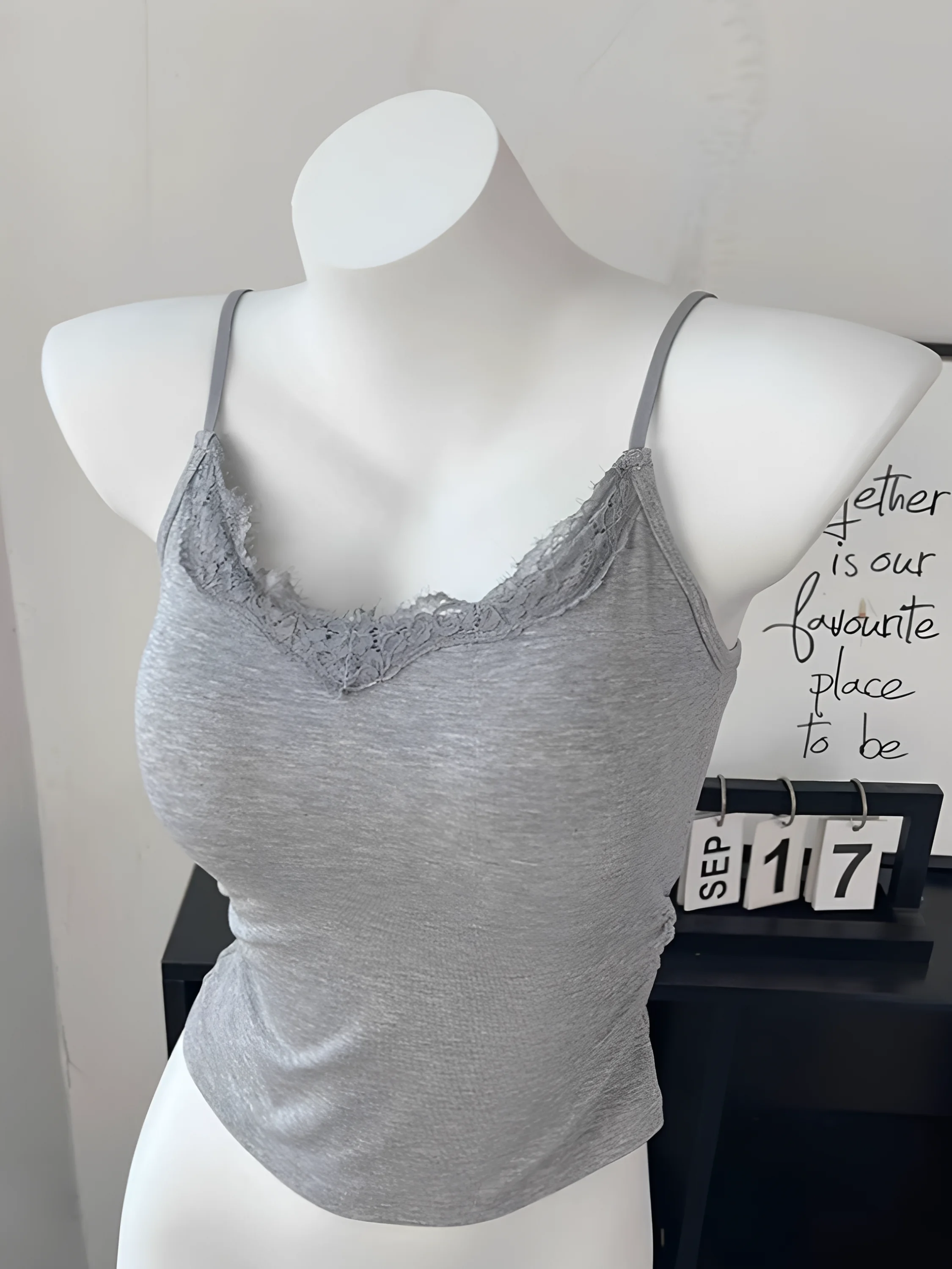 2026 New Lace Back Crop Top Women's plus Size Slim Fit Tank Top with Chest Pad Inner Wear Outer Wear Summer Simple Style
2026 New Lace Back Crop Top Women's plus Size Slim Fit Tank Top with Chest Pad Inner Wear Outer Wear Summer Simple Style