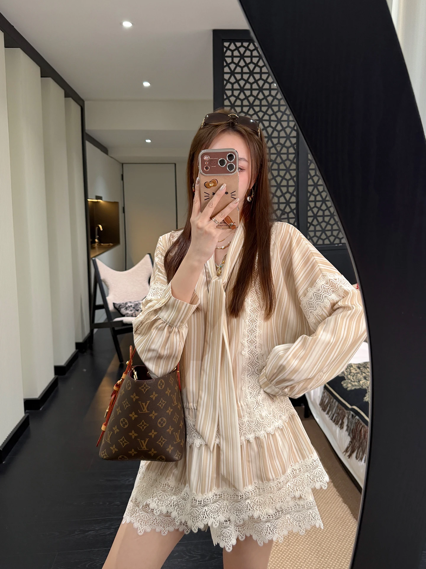 Modern Fashionable Lace Trim Tea Milk Color Set Shirt Shorts Women's Casual Wear Polyester Spring Summer Autumn
Modern Fashionable Lace Trim Tea Milk Color Set Shirt Shorts Women's Casual Wear Polyester Spring Summer Autumn