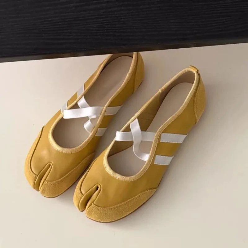 Women's Shoe Fashion Japanese Style Split Toe Casual Shoes for Woman Exquisite Flat Bottom Sneakers Designer Shoes Zapatos Mujer
Women's Shoe Fashion Japanese Style Split Toe Casual Shoes for Woman Exquisite Flat Bottom Sneakers Designer Shoes Zapatos Mujer