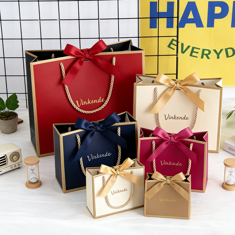 14x6x12cm Luxury Paper Gift Bags with Rope Handles and Satin Bows Jewelry Cosmetics Perfume Candle Packaging Box Wedding Gift
14x6x12cm Luxury Paper Gift Bags with Rope Handles and Satin Bows Jewelry Cosmetics Perfume Candle Packaging Box Wedding Gift