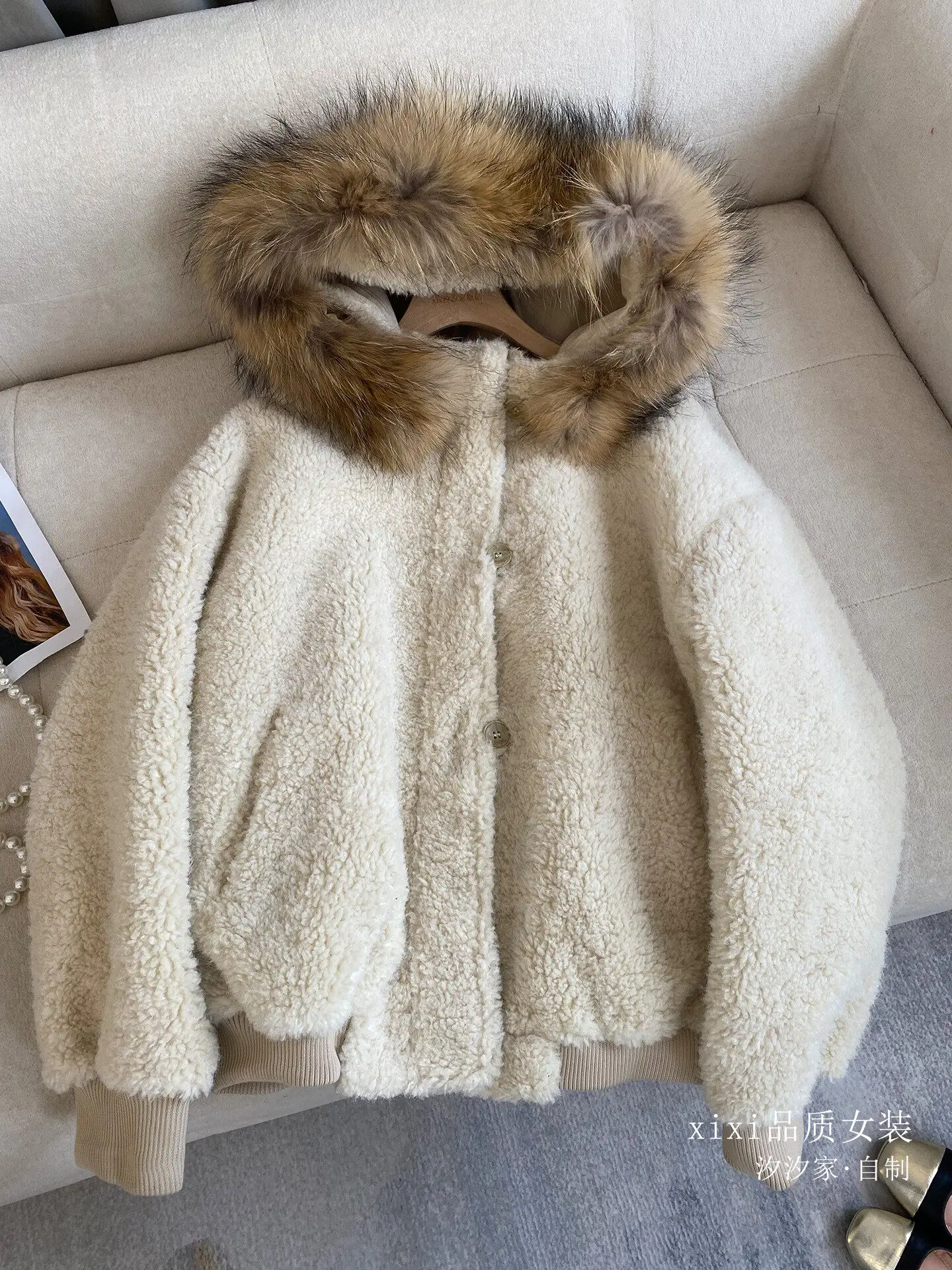 New Raccoon fur collar, lamb fur jacket, smooth plush, warm and thick top Coats
New Raccoon fur collar, lamb fur jacket, smooth plush, warm and thick top Coats