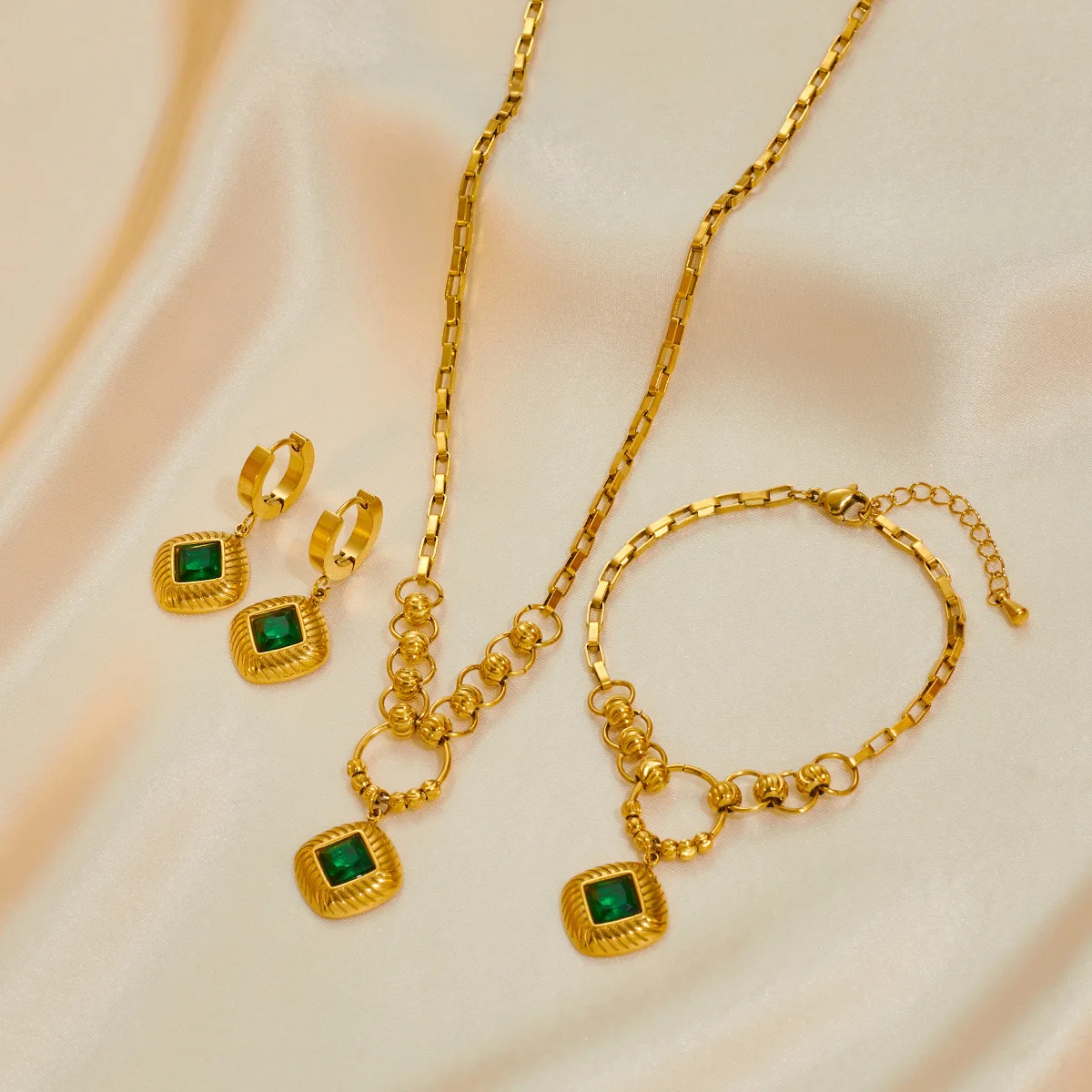 Jewelry three-piece wholesale high-end necklace women's set high-end versatile non-fading emerald jewelry
Jewelry three-piece wholesale high-end necklace women's set high-end versatile non-fading emerald jewelry