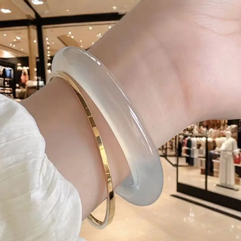 Temperament Ice Women's White Moonlight Agate Bracelet, Fashionable and Elegant Jade Bracelet
Temperament Ice Women's White Moonlight Agate Bracelet, Fashionable and Elegant Jade Bracelet