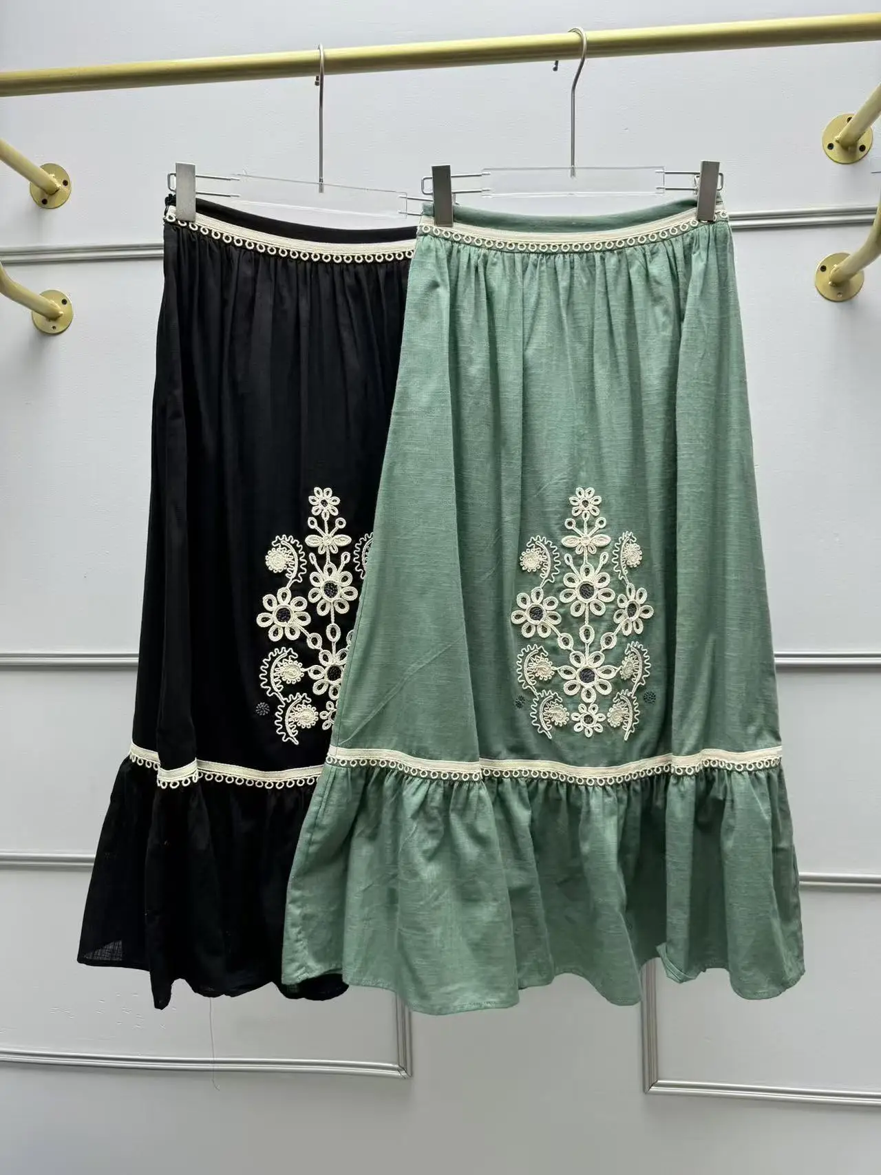 Elegant Long Embroidered Flower Lady's Skirt Spring Summer New Style Retro Fashion High Waist A-Line Cotton Gown
Elegant Long Embroidered Flower Lady's Skirt Spring Summer New Style Retro Fashion High Waist A-Line Cotton Gown
