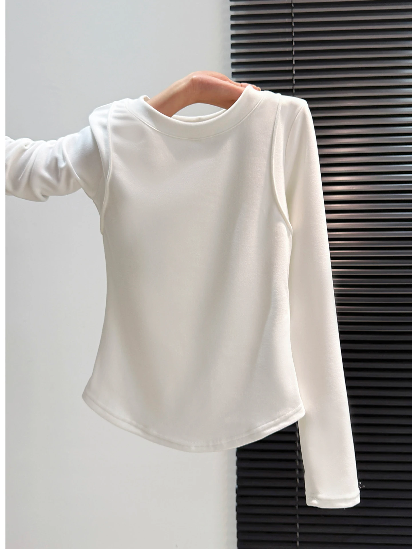 White round Neck Velvet Base Shirt Long Sleeve Outerwear Women's Slim Fit Fleece Lined T-Shirt for Autumn Winter Casual Wear
White round Neck Velvet Base Shirt Long Sleeve Outerwear Women's Slim Fit Fleece Lined T-Shirt for Autumn Winter Casual Wear