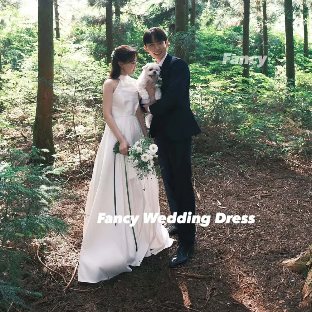 Fancy High Quality Korea Wedding Party Engagement Dresses Photo Shoot Soft Satin Wedding Dresses Halter Back Corset Customized
Fancy High Quality Korea Wedding Party Engagement Dresses Photo Shoot Soft Satin Wedding Dresses Halter Back Corset Customized
