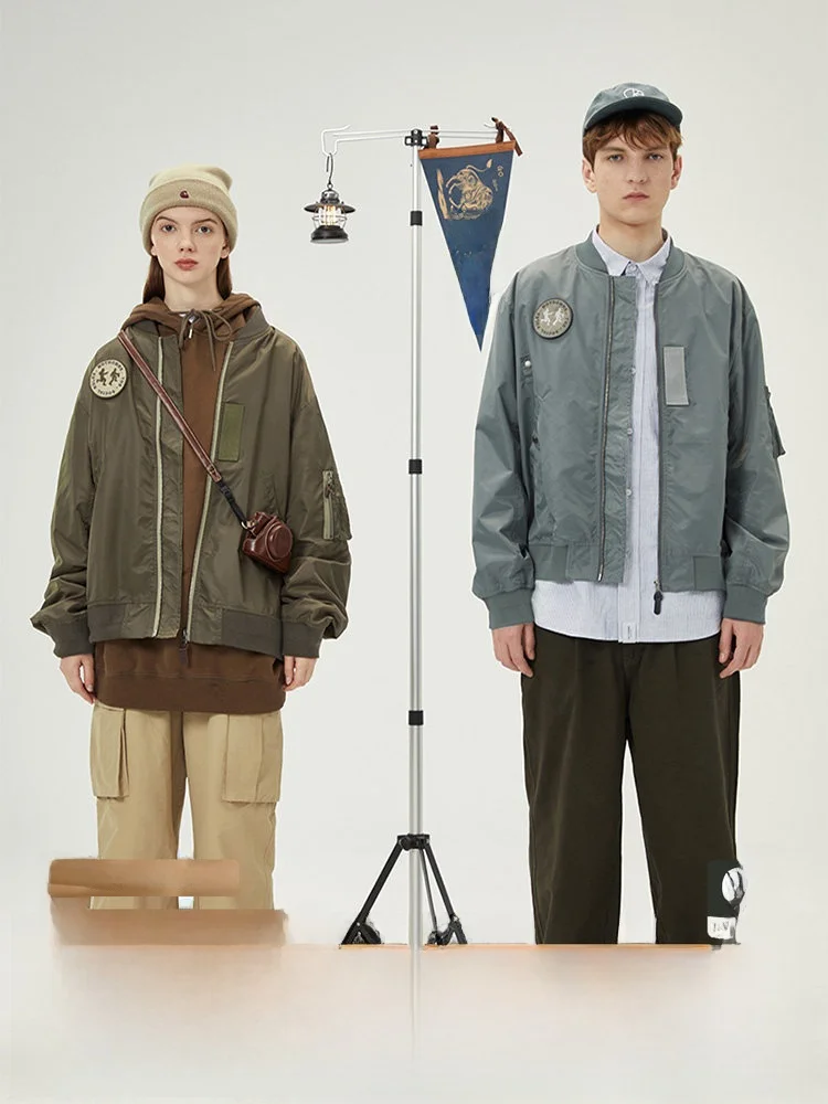 Водонепроницаемая куртка-бомбер MA-Design из хлопка для мужчин, молодежная модная верхняя одежда из нейлоновой ткани с застежкой-молнией
Водонепроницаемая куртка-бомбер MA-Design из хлопка для мужчин, молодежная модная верхняя одежда из нейлоновой ткани с застежкой-молнией