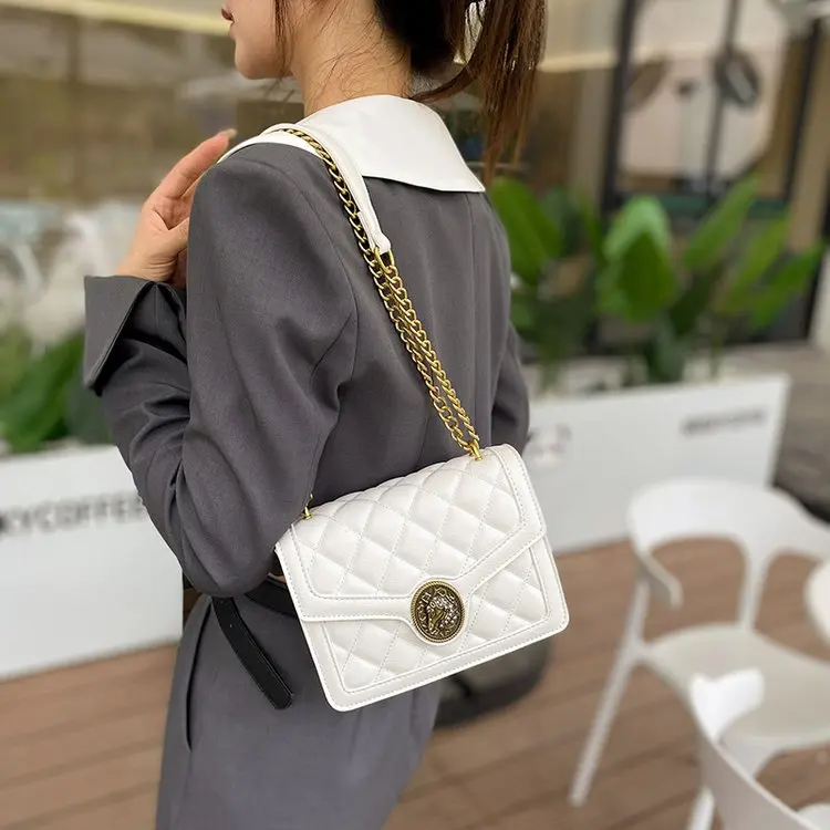 Модная универсальная женская маленькая квадратная сумка 2026 года, популярная высококачественная сумка через плечо с бриллиантовой цепочкой
Модная универсальная женская маленькая квадратная сумка 2026 года, популярная высококачественная сумка через плечо с бриллиантовой цепочкой