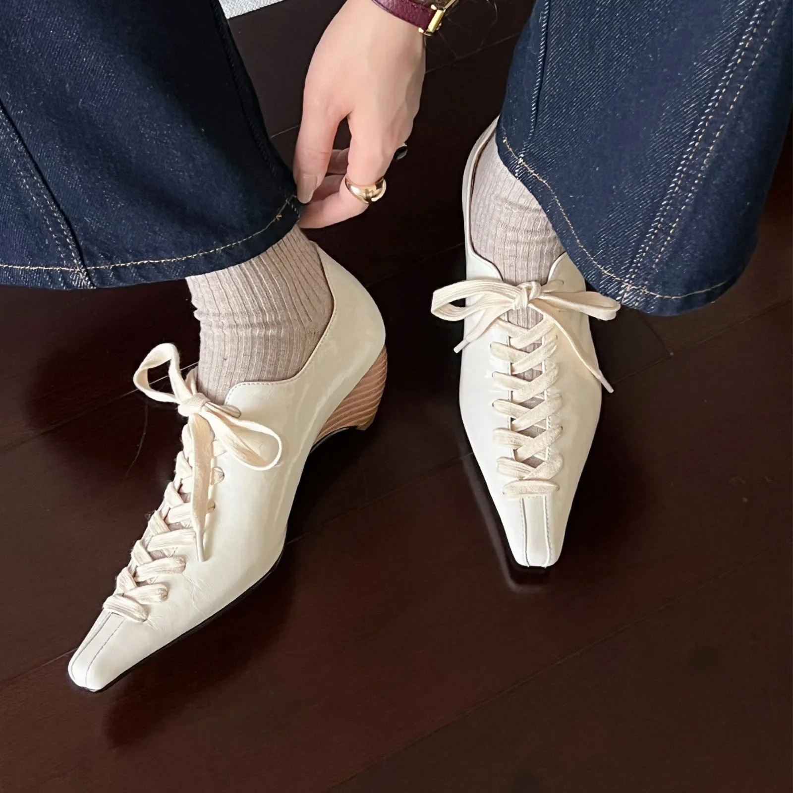 Spring Style White Sheepskin Retro Single Shoes Square Toe Cross Lace Thick Medium Heel Women Casual Pumps Cow Genuine Leather
Spring Style White Sheepskin Retro Single Shoes Square Toe Cross Lace Thick Medium Heel Women Casual Pumps Cow Genuine Leather