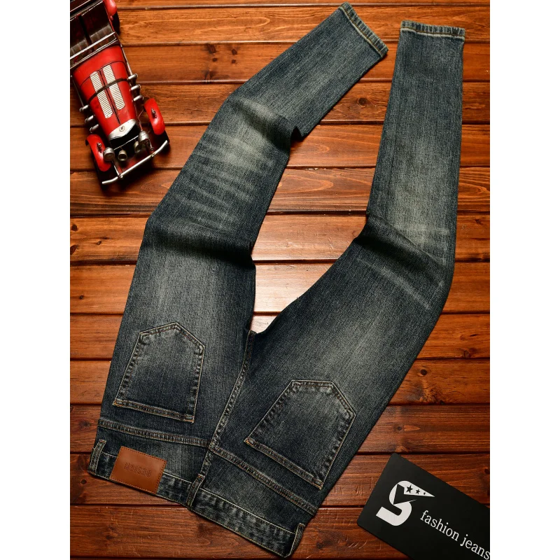 Мужские джинсы с нашивками с рваными дырками 2025, скраппированный дизайн, приталенный крой, дизайн маленькой стопы, модная мода, синие джинсовые брюки в стиле ретро 
Мужские джинсы с нашивками с рваными дырками 2025, скраппированный дизайн, приталенный крой, дизайн маленькой стопы, модная мода, синие джинсовые брюки в стиле ретро
