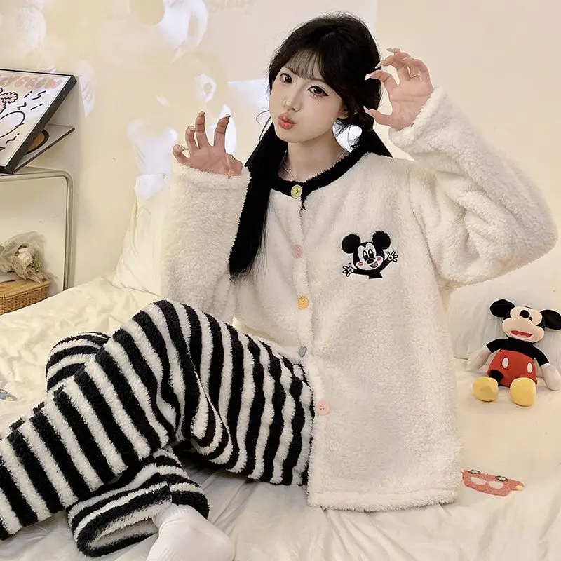 Комплект пижамы с вышивкой Микки Мауса: белый плюшевый флисовый кардиган, черные полосатые брюки, разноцветные пуговицы, мягкий теплый домашний костюм в стиле Y2K
Комплект пижамы с вышивкой Микки Мауса: белый плюшевый флисовый кардиган, черные полосатые брюки, разноцветные пуговицы, мягкий теплый домашний костюм в стиле Y2K