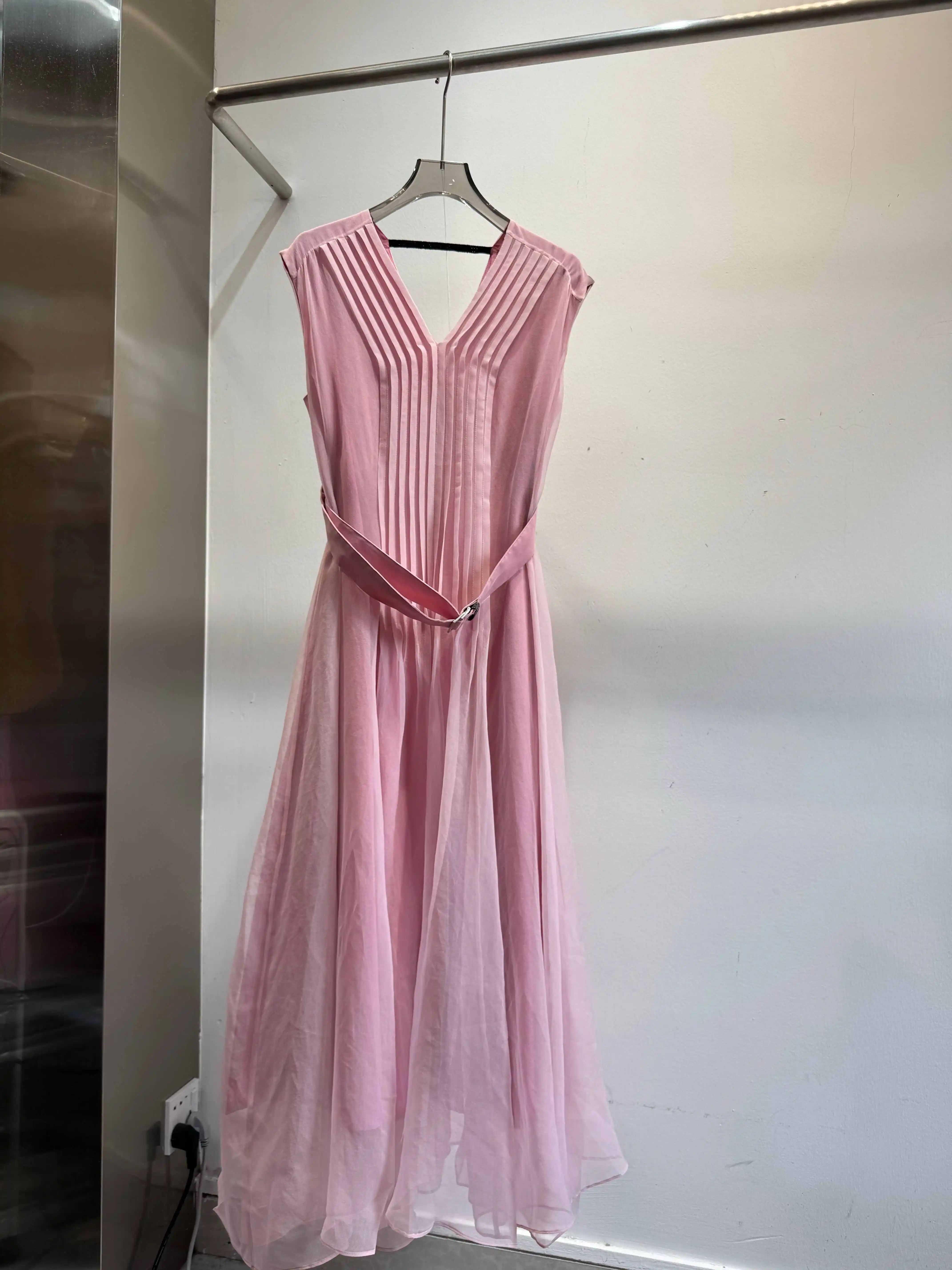 Elegant French V-neck Sleeveless Silk Dress Slim Fit Waist Cinched Summer 2026 New
Elegant French V-neck Sleeveless Silk Dress Slim Fit Waist Cinched Summer 2026 New
