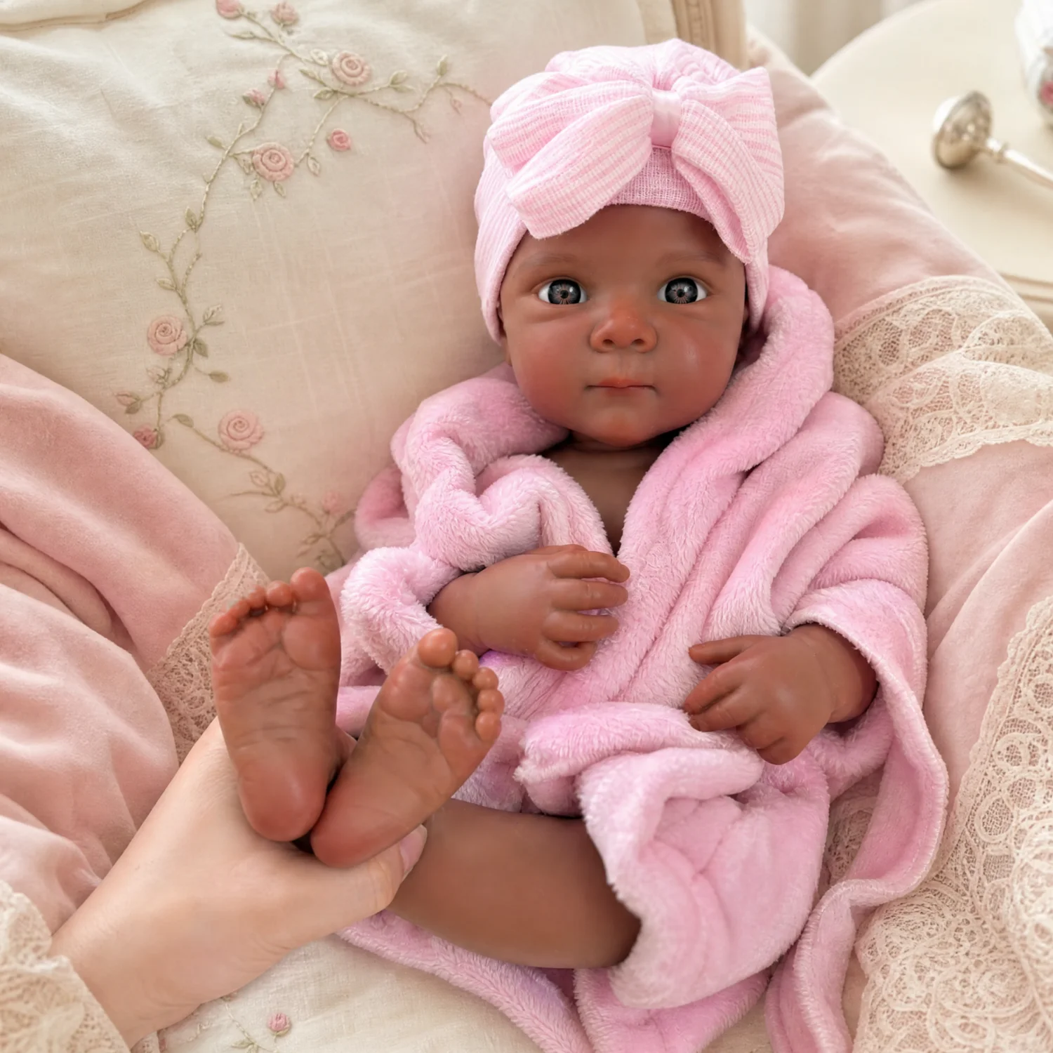 45CM Washable Dark Skin Bettie bebê reborn de silicone sólido Girl Doll With Open Mouth & Lifelike Realistic Reborn Girl Doll
45CM Washable Dark Skin Bettie bebê reborn de silicone sólido Girl Doll With Open Mouth & Lifelike Realistic Reborn Girl Doll