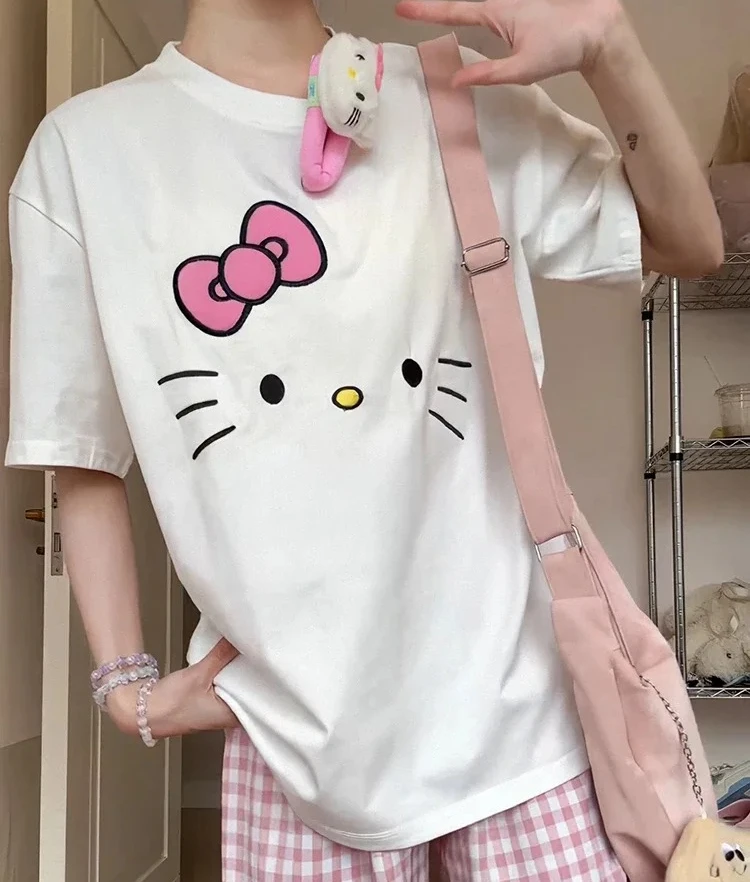Летняя корейская версия, модный новый модный свободный хлопковый топ Hello Kitty из чистого хлопка, милый женский стиль с короткими рукавами и принтом 2025, студенческий стиль
Летняя корейская версия, модный новый модный свободный хлопковый топ Hello Kitty из чистого хлопка, милый женский стиль с короткими рукавами и принтом 2025, студенческий стиль
