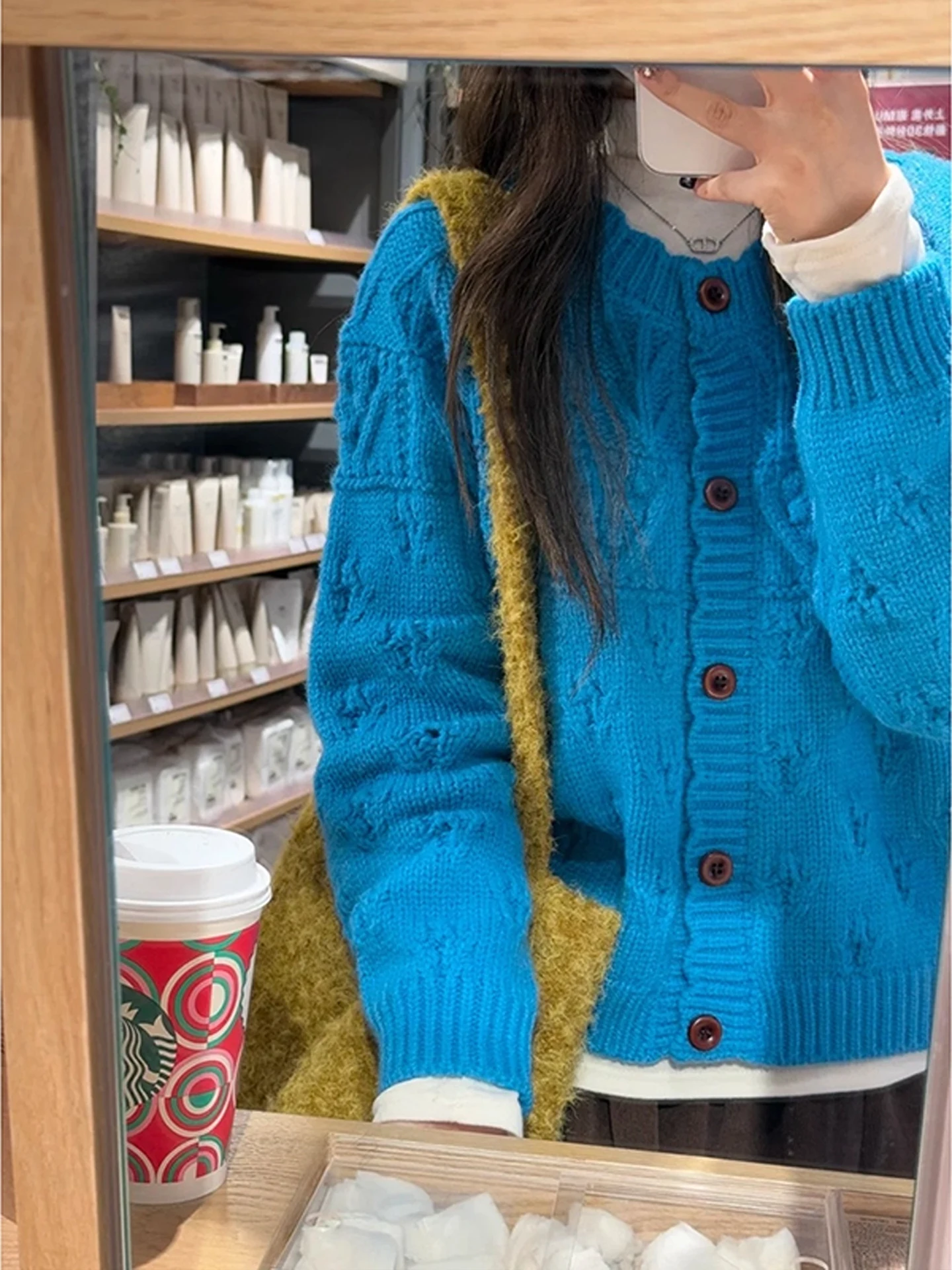 Корейский винтажный мягкий вязаный кардиган цвета Klein Blue для женщин, весенний свободный свитер-кардиган для повседневной носки
Корейский винтажный мягкий вязаный кардиган цвета Klein Blue для женщин, весенний свободный свитер-кардиган для повседневной носки