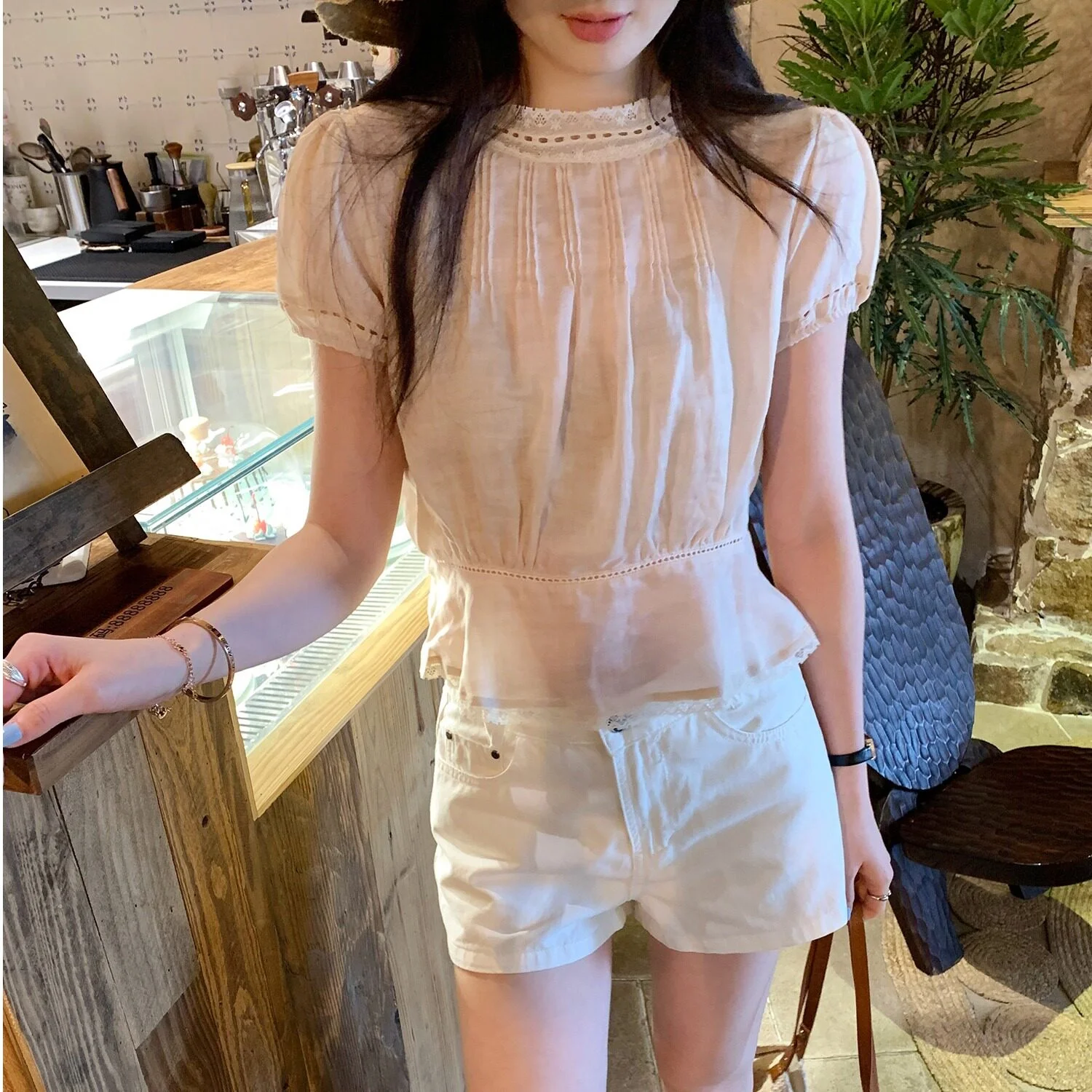 Women's Lace Patchwork Bubble Sleeve Shirts Short Linen Base Tops Summer New Style French Style Breathable Skin-friendly
Women's Lace Patchwork Bubble Sleeve Shirts Short Linen Base Tops Summer New Style French Style Breathable Skin-friendly
