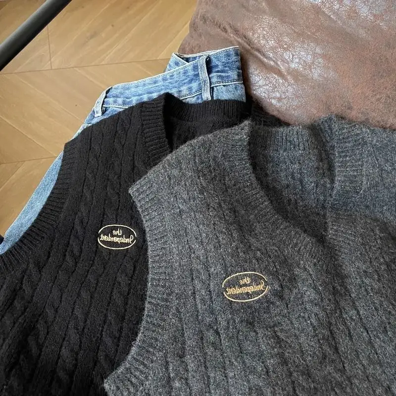 Gray Preppy Style V Neck Short Knitted Sweaters Vests Letter Print Women Sleeveless Slim Waist Sueter Mujer Y2k Chic Pullovers
Gray Preppy Style V Neck Short Knitted Sweaters Vests Letter Print Women Sleeveless Slim Waist Sueter Mujer Y2k Chic Pullovers
