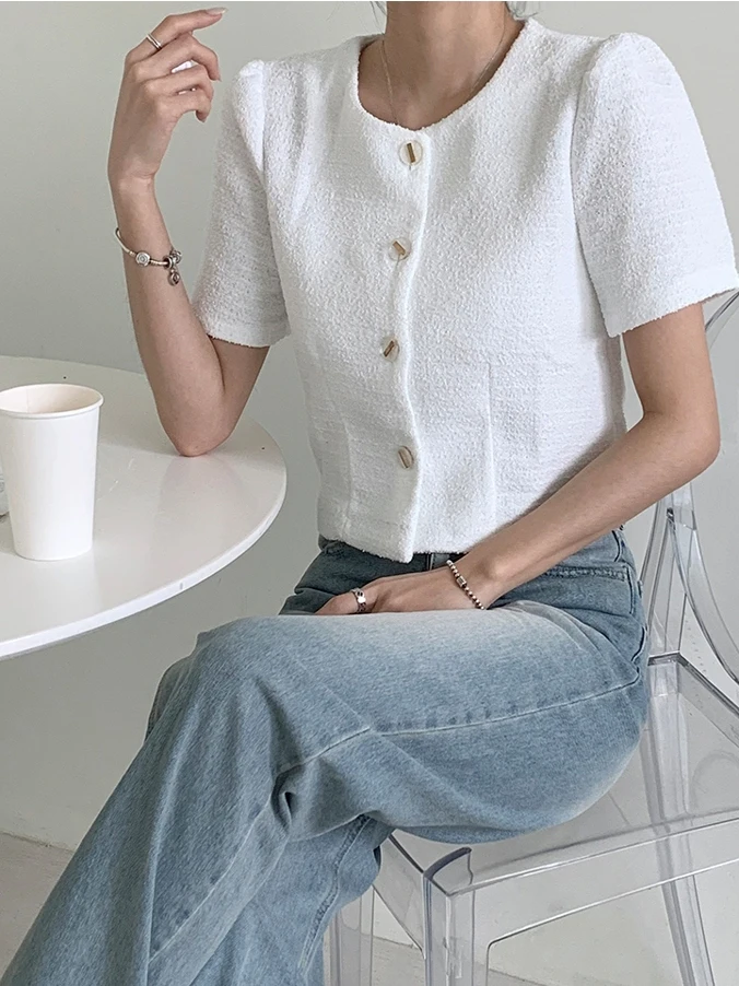 Elegant Short Sleeve round Neck Single Button Women's Jacket Spring 2025 Fashion Commute Style Loose Fit Premium Feel Top
Elegant Short Sleeve round Neck Single Button Women's Jacket Spring 2025 Fashion Commute Style Loose Fit Premium Feel Top