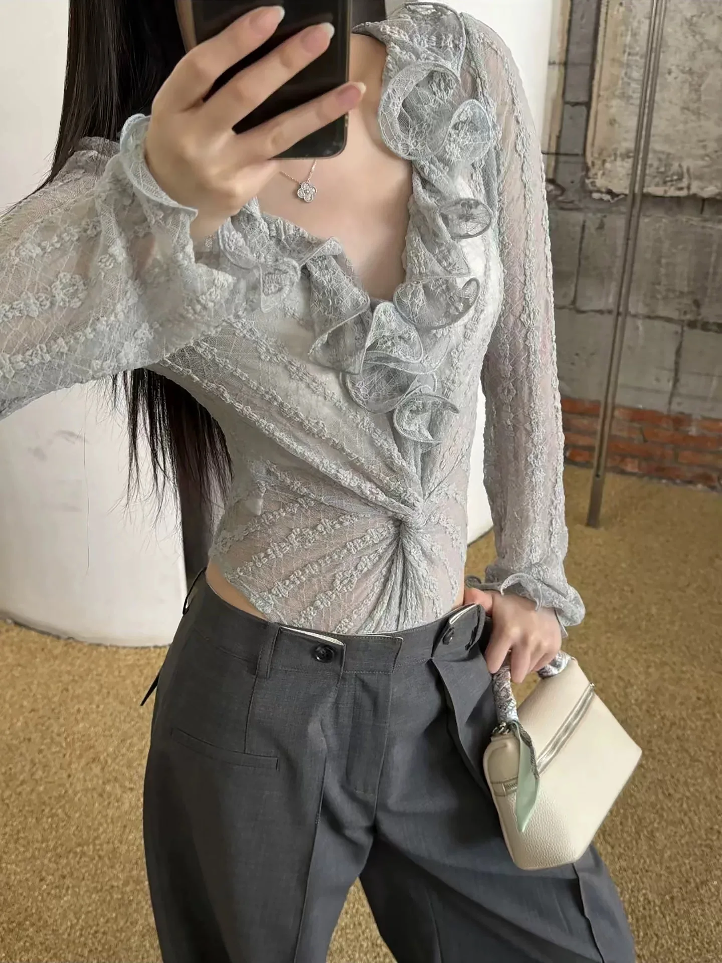 V-neck lace-edged ruffled one-piece dress - bow tie waist for slimming effect, long-sleeved base layer shirt, 2026 new style
V-neck lace-edged ruffled one-piece dress - bow tie waist for slimming effect, long-sleeved base layer shirt, 2026 new style