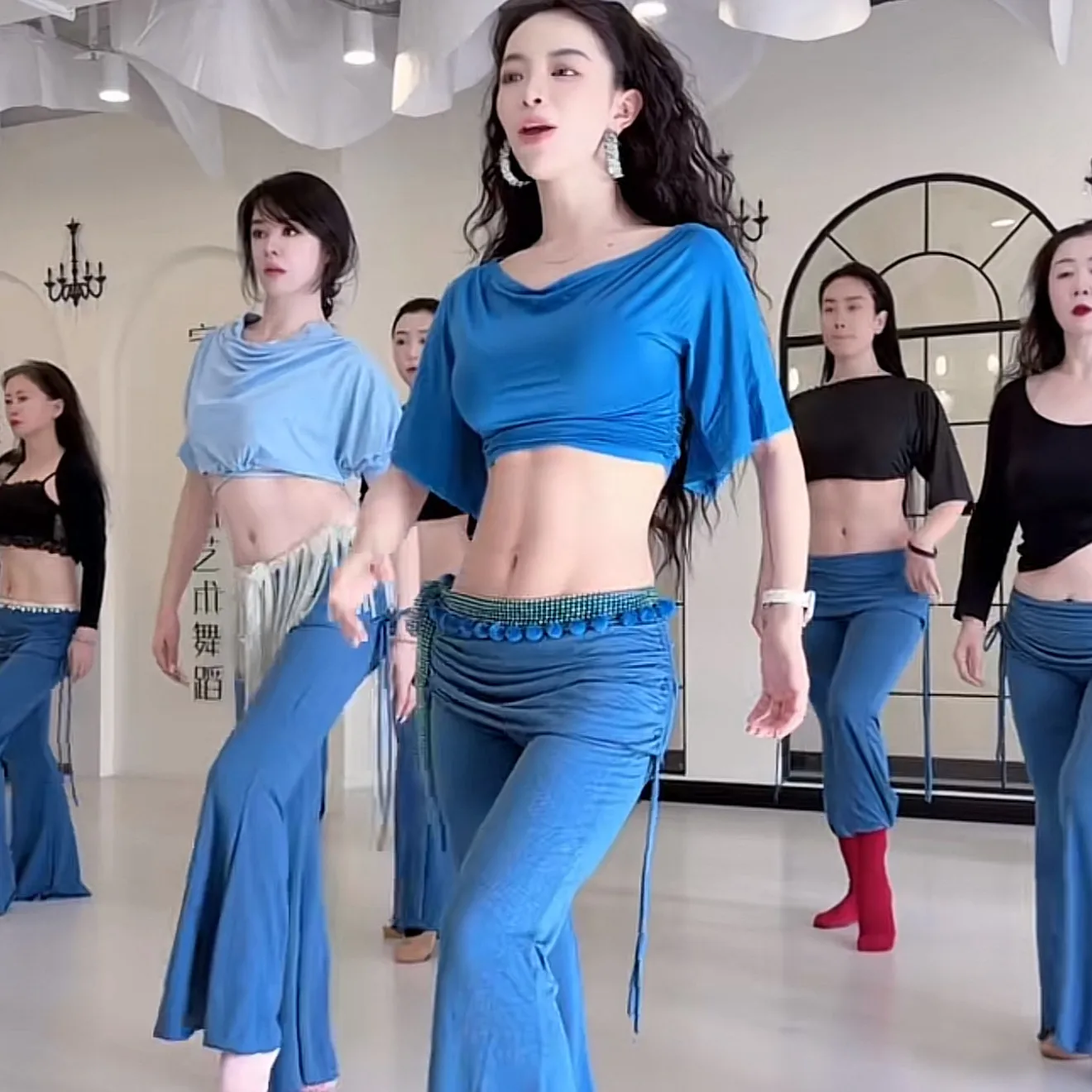 New Belly Dance Performance Set Women's Advanced Slimming Practice Costume Sexy Temperament Team Clothing Purple Set
New Belly Dance Performance Set Women's Advanced Slimming Practice Costume Sexy Temperament Team Clothing Purple Set