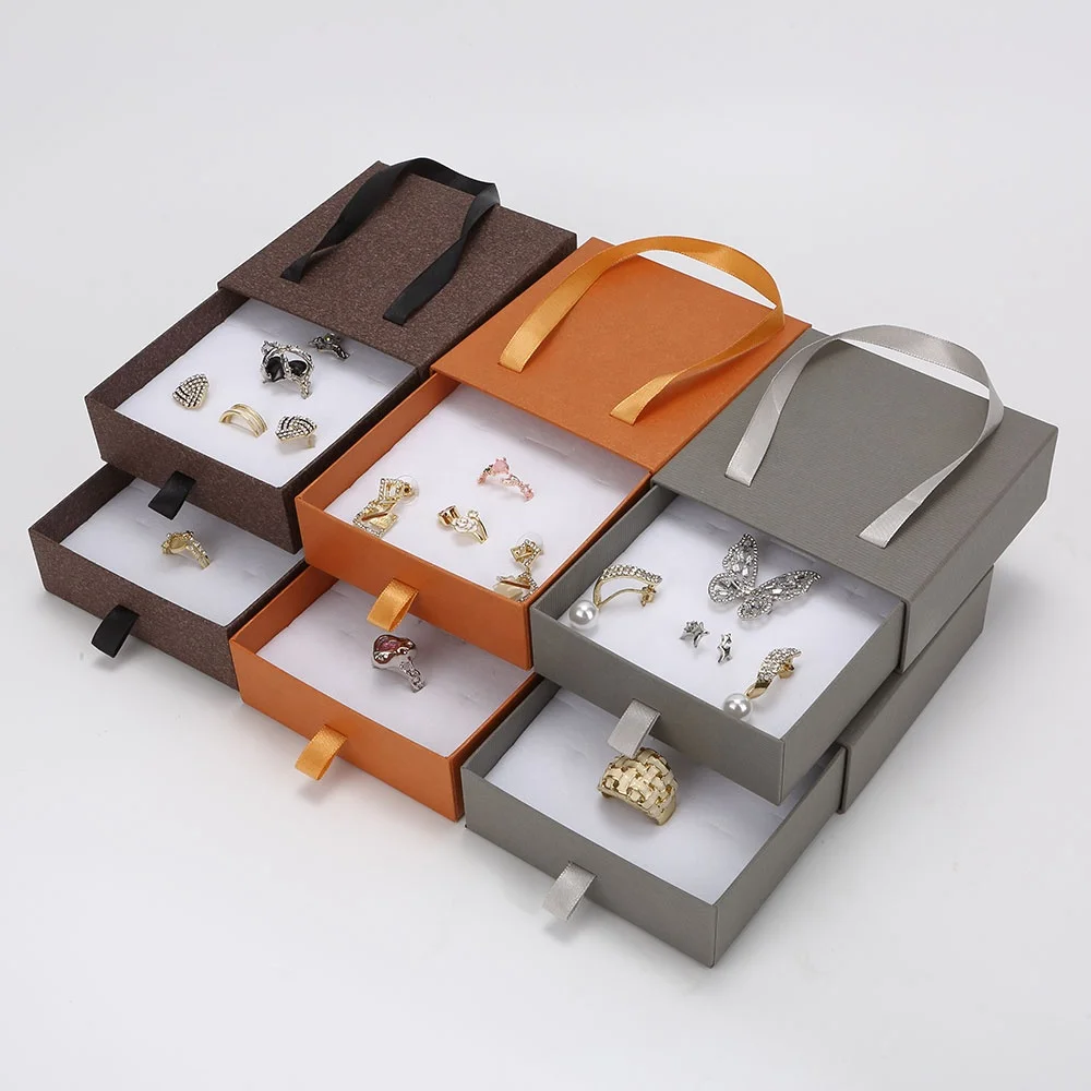 500pcs/Lot Wholesale Custom Logo Printed Luxury Cardboard Paper Packaging Drawer Sliding Jewelry Packaging Gift Box With Handle
500pcs/Lot Wholesale Custom Logo Printed Luxury Cardboard Paper Packaging Drawer Sliding Jewelry Packaging Gift Box With Handle