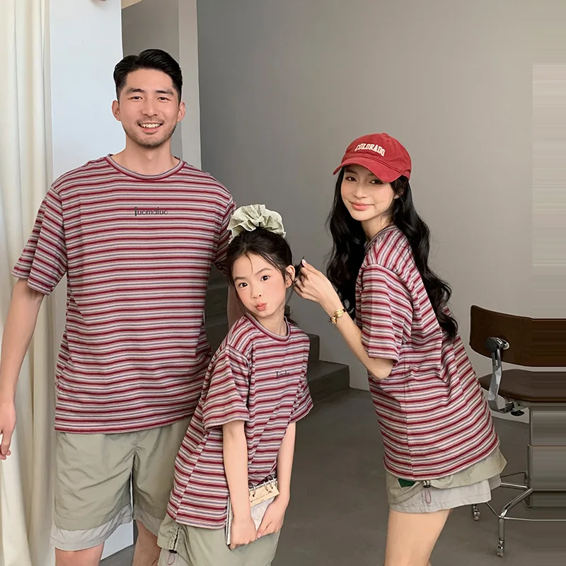Новые летние семейные футболки в корейском стиле 2026 года: полосатые топы для мамы и дочки, для семьи из 3 человек, с коротким рукавом, повседневные, из мягкого хлопка
Новые летние семейные футболки в корейском стиле 2026 года: полосатые топы для мамы и дочки, для семьи из 3 человек, с коротким рукавом, повседневные, из мягкого хлопка