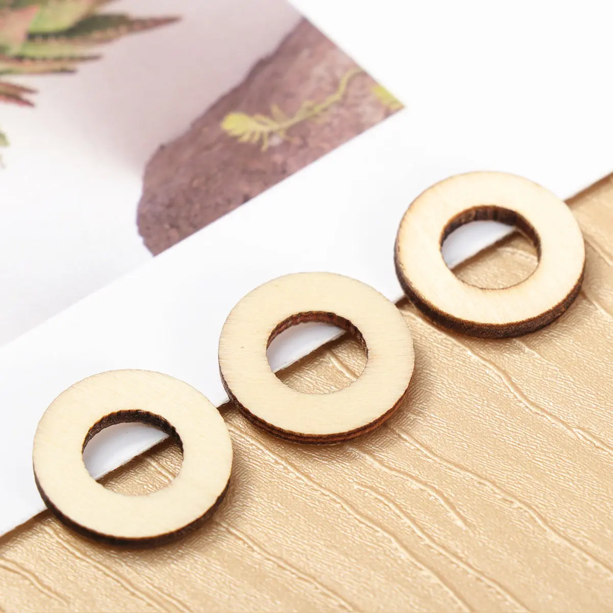 200Pcs Round Shape Wooden Pieces Natural Wood Color DIY Craft Decor Hollowed Circle Wood Chips Scrapbooking Embellishments
200Pcs Round Shape Wooden Pieces Natural Wood Color DIY Craft Decor Hollowed Circle Wood Chips Scrapbooking Embellishments