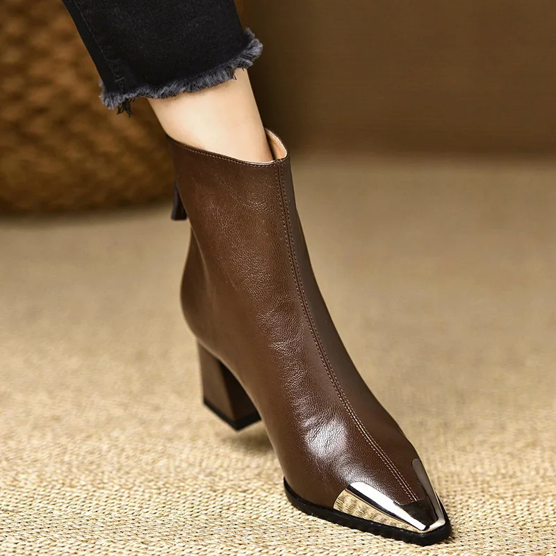 Knight leather boots European and American retro style metal pointed temperament short boots 2024 winter new fashionable women's
Knight leather boots European and American retro style metal pointed temperament short boots 2024 winter new fashionable women's