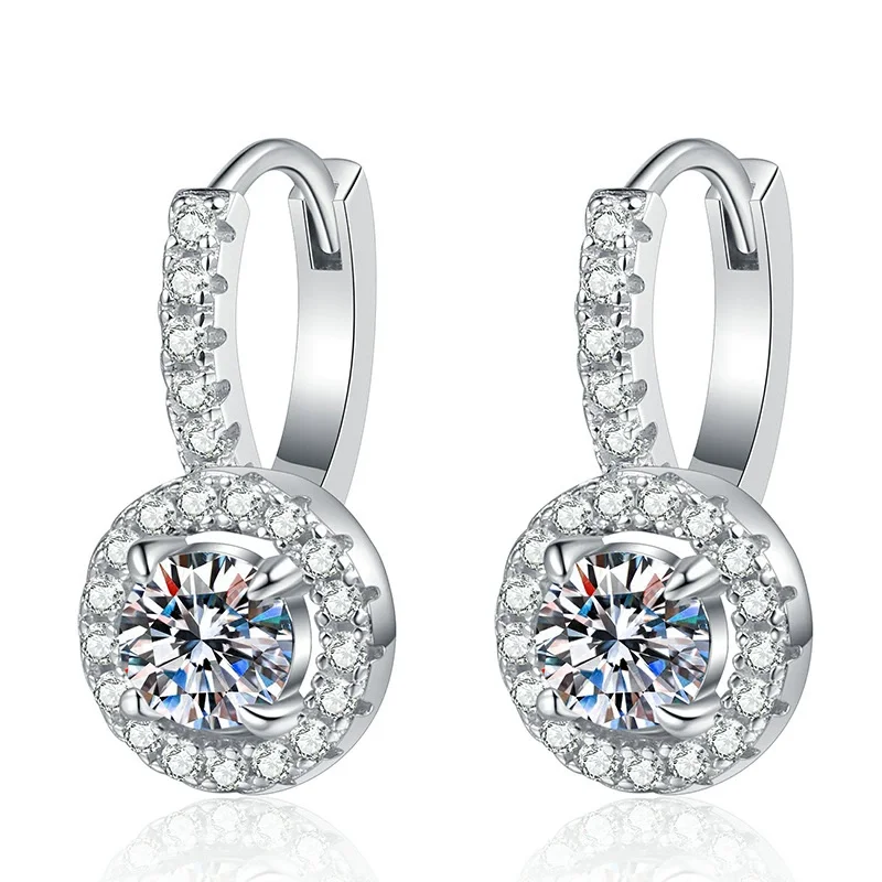 E214 Lefei Fashion Luxury Diamond-set Classic Color D 0.5 CT Moissanite Round Earrings Women s925 Sterling Silver Party Jewelry
E214 Lefei Fashion Luxury Diamond-set Classic Color D 0.5 CT Moissanite Round Earrings Women s925 Sterling Silver Party Jewelry