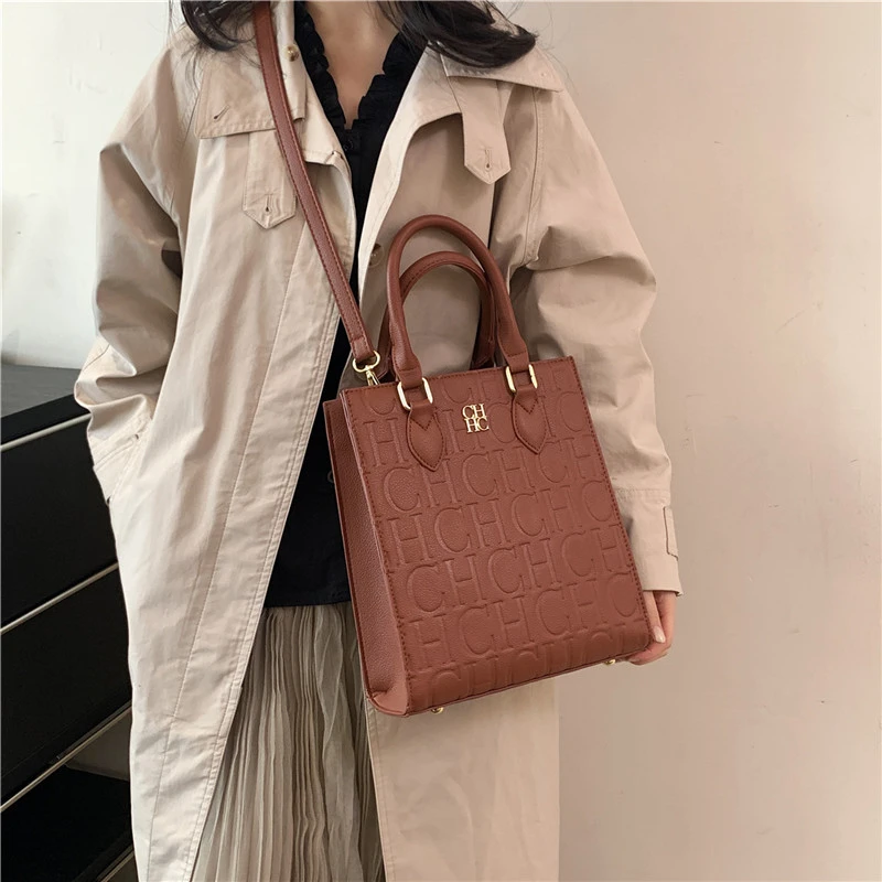 Женская роскошная кожаная сумка Элегантная сумка через плечо Классическая дизайнерская сумка-тоут для работы и путешествий
Женская роскошная кожаная сумка Элегантная сумка через плечо Классическая дизайнерская сумка-тоут для работы и путешествий