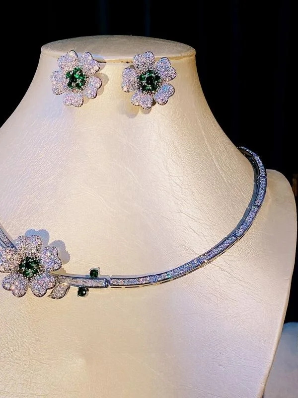 Ele микро-набор с цирконием и цветком, ожерелье MISS DIAMOND, роскошная мода для свадебного платья, банкета, женские ювелирные аксессуары
Ele микро-набор с цирконием и цветком, ожерелье MISS DIAMOND, роскошная мода для свадебного платья, банкета, женские ювелирные аксессуары