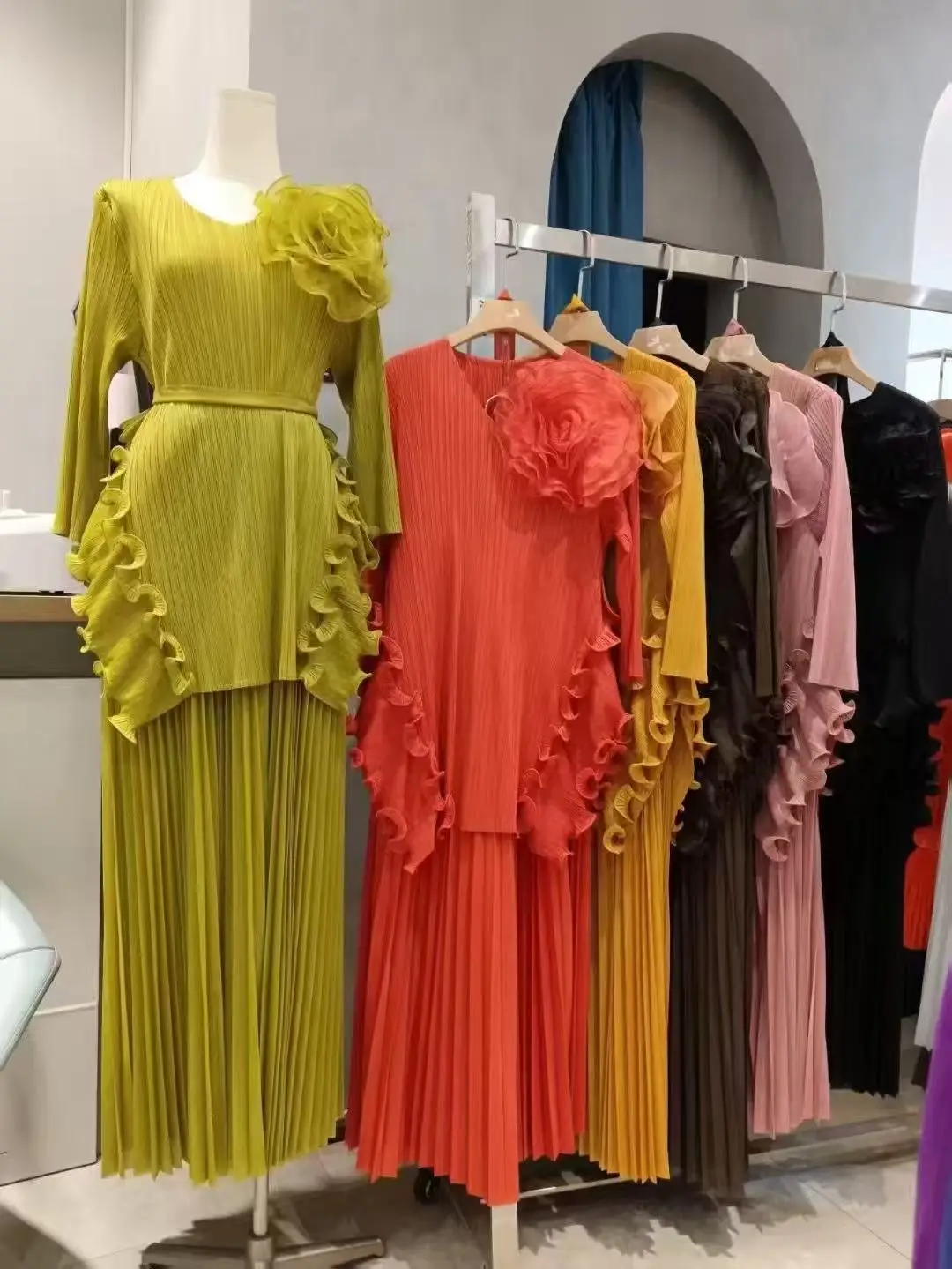 Новинка осени 202, модный плиссированный костюм Miyake с грибковым краем, однотонный костюм, свободная длинная женская одежда из двух предметов нестандартной формы
Новинка осени 202, модный плиссированный костюм Miyake с грибковым краем, однотонный костюм, свободная длинная женская одежда из двух предметов нестандартной формы