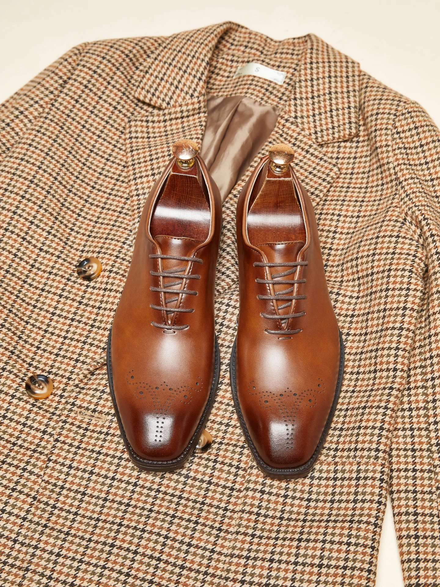 British Style Men's Oxford Shoes Floral Carving One-Piece Wedding Shoes Casual Commuter Business Leather Shoes Block Style
British Style Men's Oxford Shoes Floral Carving One-Piece Wedding Shoes Casual Commuter Business Leather Shoes Block Style