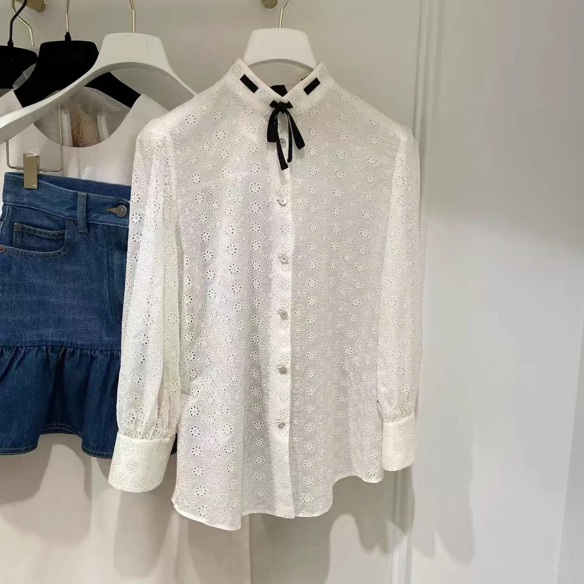 Sweet Girls Loose White Lace-up Bow Shirt Fashion Hollow Out Embroidery Cotton Top
Sweet Girls Loose White Lace-up Bow Shirt Fashion Hollow Out Embroidery Cotton Top