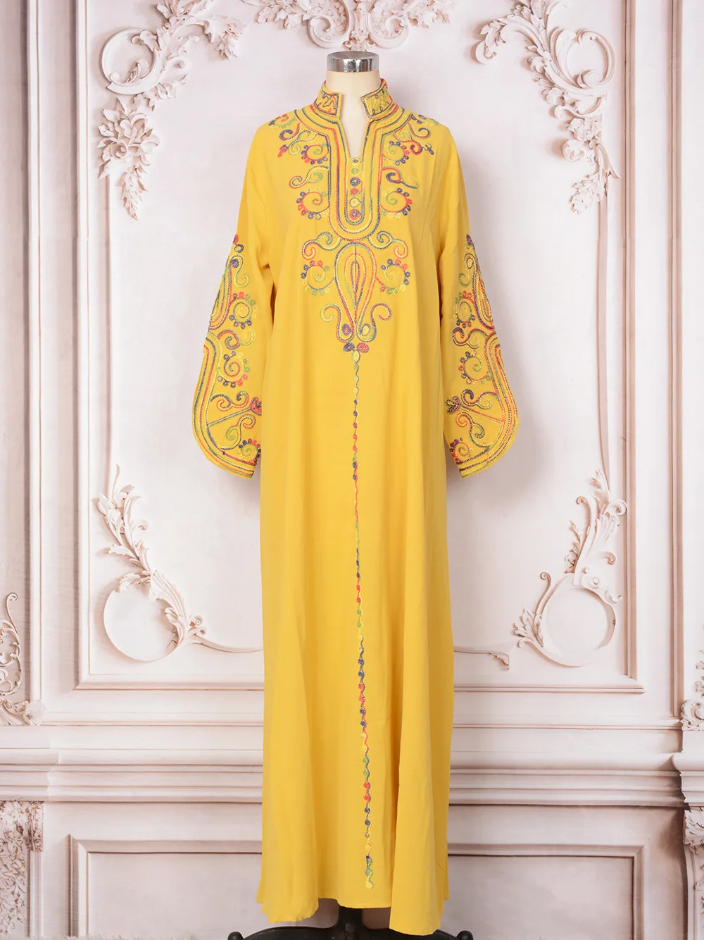 New-style Muslim Robes for Women From Arab Countries and Turkey. The Elegant Long-sleeved Dresses Are Embroidered with Ropes.
New-style Muslim Robes for Women From Arab Countries and Turkey. The Elegant Long-sleeved Dresses Are Embroidered with Ropes.