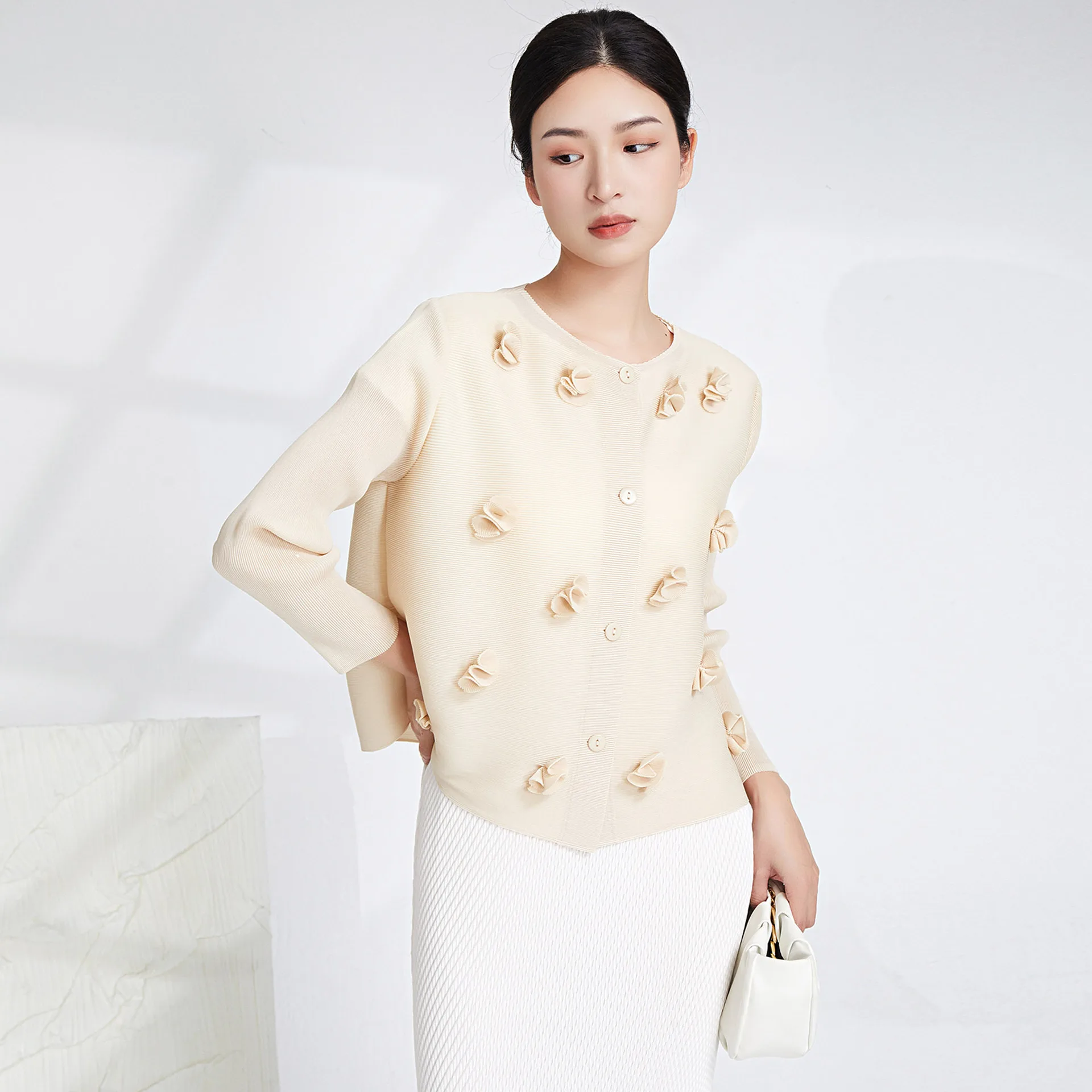 Короткая маленькая парфюмерная куртка Miyake, новинка весны 2024, свободный кардиган с длинными рукавами и трехмерными цветами, нежный ветровой кардиган, плиссированный топ
Короткая маленькая парфюмерная куртка Miyake, новинка весны 2024, свободный кардиган с длинными рукавами и трехмерными цветами, нежный ветровой кардиган, плиссированный топ