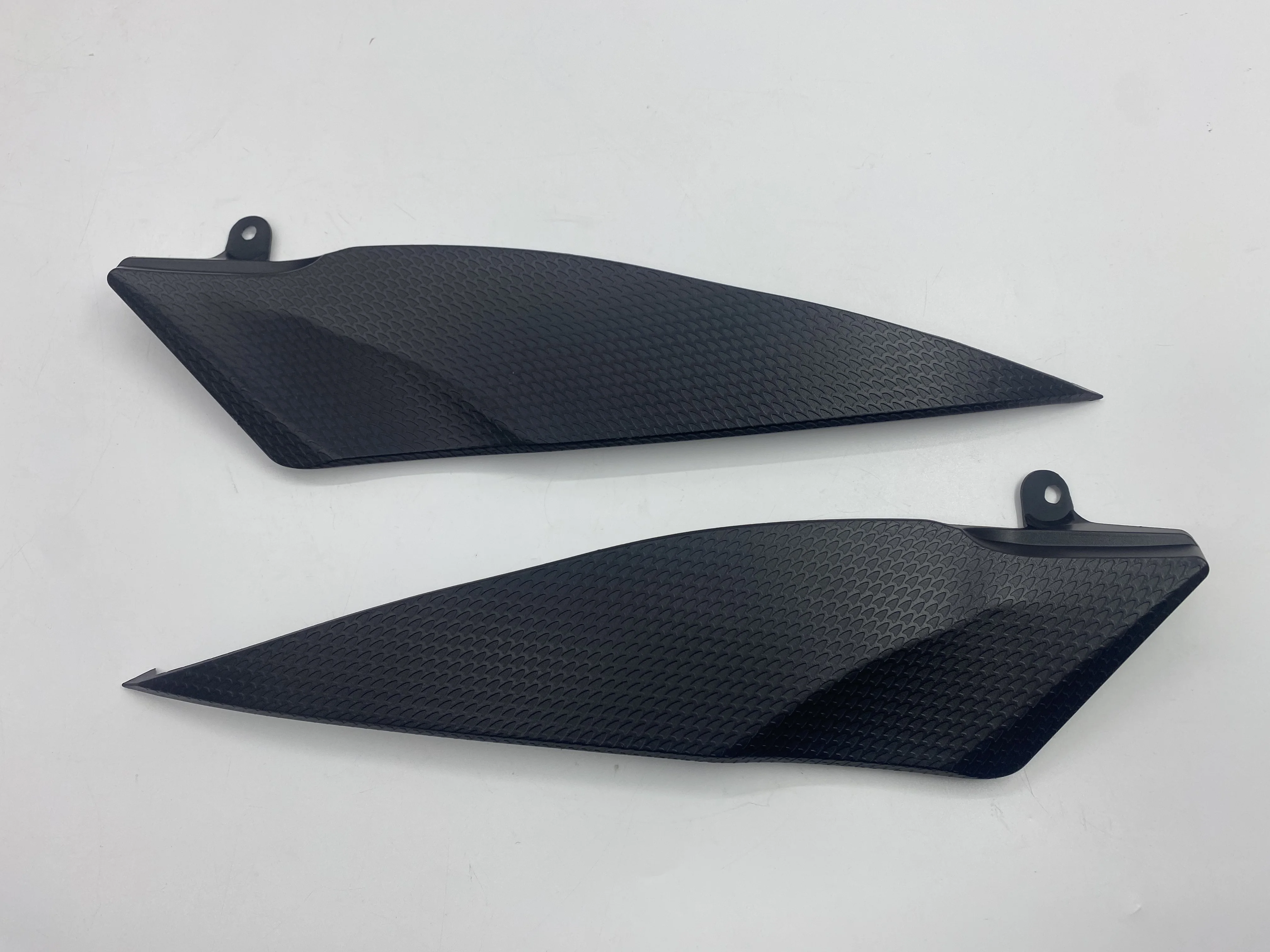 Suitable for Yamaha R1/YZF/2007-2008 fuel tank guard/fuel tank edge small plate
Suitable for Yamaha R1/YZF/2007-2008 fuel tank guard/fuel tank edge small plate